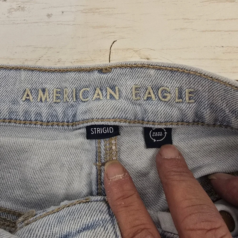 American Eagle Strigid Light Wash Raw Hem Denim Shorts Womens 4 Blue High Rise